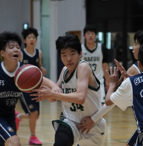 Eighth grader Joseph Yoon (34) drives into the paint with speed and control, weaving past three defenders for a smooth layup finish. His decisive play narrows the Jets’ point deficit against the Sharks, sparking momentum for his team.